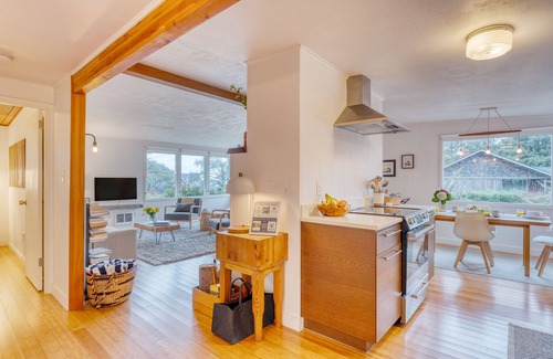Arch Cape House | Four Bears by AvantStay | Walk to Beach, Hot Tub, Ocean View