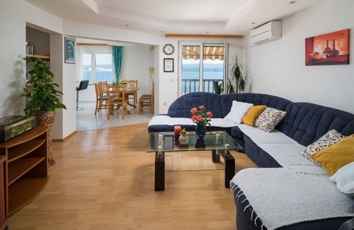 Stanici Apartment | Four bedroom apartment with terrace and sea view Stanići, Omiš (A-2819-d)