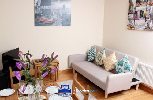 Littlemore House | Four Bedroom House By Beds Away Short Lets & Serviced Accommodation Oxford With Free Parking & Garden Access