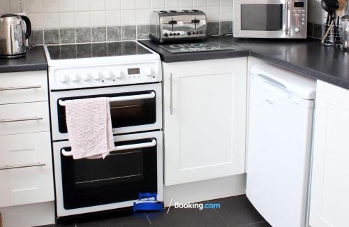 Littlemore House | Four Bedroom House By Beds Away Short Lets & Serviced Accommodation Oxford With Free Parking & Garden Access