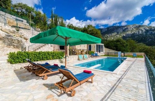 Dunave Krajnje Villa | Four-Bedroom villa with pool