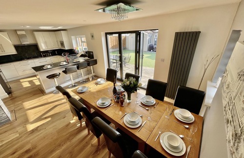 Ferndown House | Four Corners Holiday Home with Hot Tub & Sauna