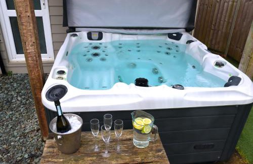 Ferndown House | Four Corners Holiday Home Hot Tub & Sauna