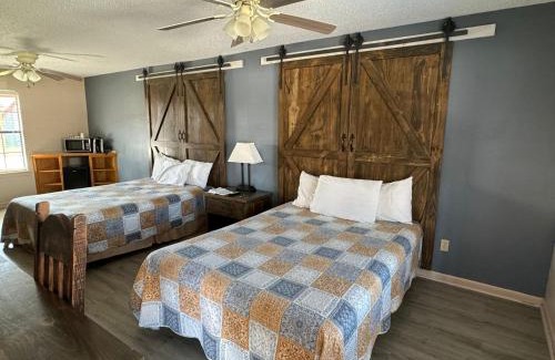 Pilot Point Hotel | Four Horsemen Motel