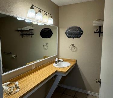 Pilot Point Hotel | Four Horsemen Motel
