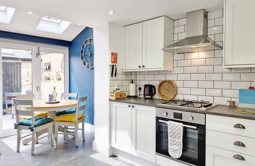 Chichester House | Four Priory Road, Chichester - a cottage that sleeps 4 guests in 2 bedrooms