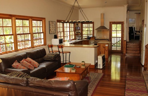 Wentworth Falls House | Four Seasons - Blue Mountains Home - Private Bushland with Spa & Fire place