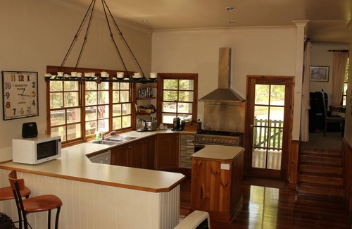 Wentworth Falls House | Four Seasons - Blue Mountains Home - Private Bushland with Spa & Fire place