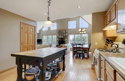 Waterbury Center House | Four Seasons Chalet: 5 br, fireplace, game room, a/c!