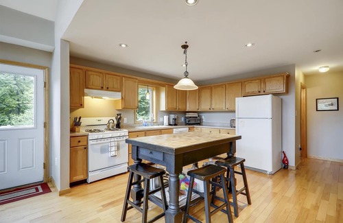 Waterbury Center House | Four Seasons Chalet: 5 br, fireplace, game room, a/c!
