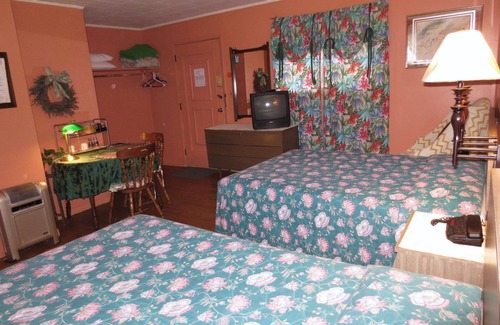 Catskill Hotel | Four Seasons Motel