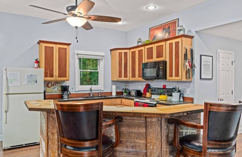 Luray Cabin | Fox Den — Hot Tub, Fire Pit, Steps to River