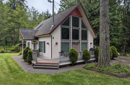 Hansville House | Fox Paws Luxury Cabin - Hot tub, Fire pit & Pines!