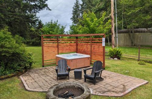 Hansville House | Fox Paws Luxury Cabin - Hot tub, Fire pit & Pines!