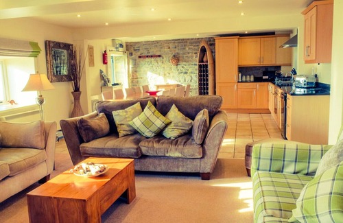 Hulland Ward Cottage | Foxglove Cottage, dog-friendly house by the Peak District with a hot tub