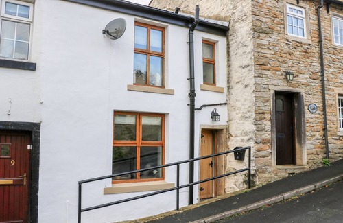 Kildwick Cottage | FOXGLOVE, pet friendly, character holiday cottage in Cross Hills