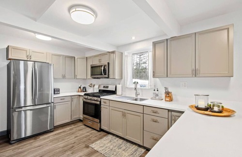 Palmer Condo | Foxhole Retreat~Hiking near Hatchers & Local Goods