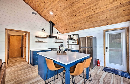 Rogers Cabin | 'Foxtail' Cabin Retreat: Steps to Beaver Lake!