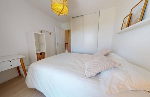 Jean Moulin - Marius Berliet Resort | 90 m² Private room ∙ 1 bedroom ∙ 1 guest