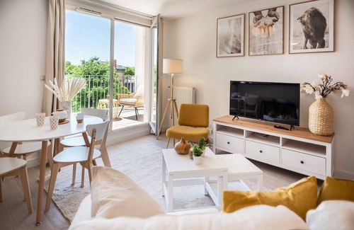 Jean Moulin - Marius Berliet Resort | 90 m² Private room ∙ 1 bedroom ∙ 1 guest