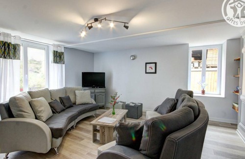 Saint-Didier-sur-Rochefort Cottage | 200 m² Cabin ∙ 6 bedrooms ∙ 12 guests