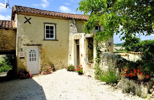 Saint-Laurent-de-Belzagot House | 80 m² House ∙ 1 bedroom ∙ 2 guests