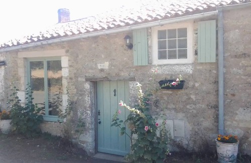 Saint-Martin-des-Fontaines House | 58 m² House ∙ 2 bedrooms ∙ 4 guests