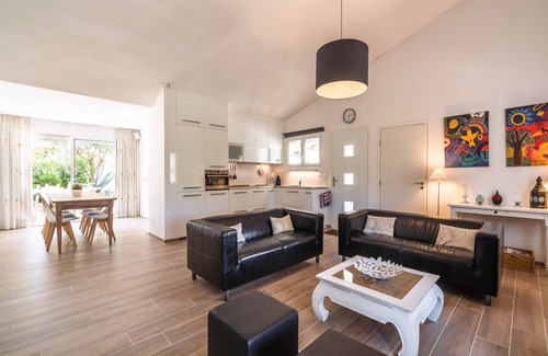 Pouzols-Minervois Villa | Villa in Pouzols with Private Pool & Vineyards