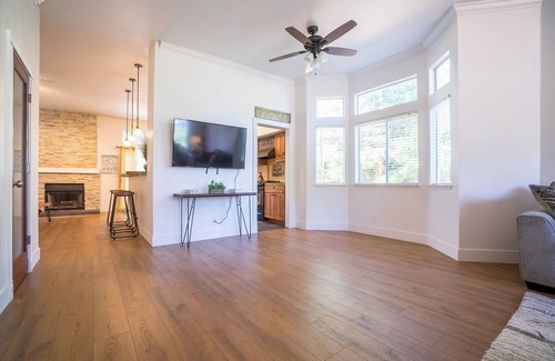 Roseville House | FRAGRANT ROSE-VILLE BEAUTY | COZY MODERN PARADISE