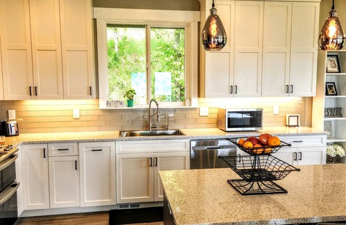 Carrolls Cabin | Framed by Nature: Picture Windows with River Views: Kalama Oaks' Panorama Suite