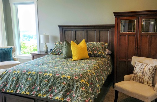 Carrolls Cabin | Framed by Nature: Picture Windows with River Views: Kalama Oaks' Panorama Suite