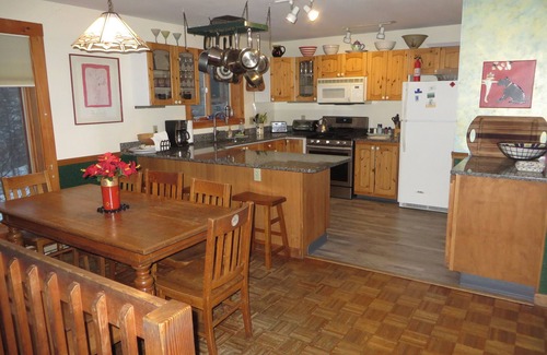 Sugar Hill House | Franconia Notch Retreat, Huge Views, Hot Tub, EV charger, A/C