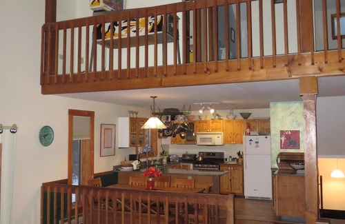 Sugar Hill House | Franconia Notch Retreat, Huge Views, Hot Tub, EV charger, A/C