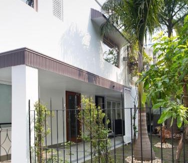 Defence Colony Apartment | Frangipani Suite
