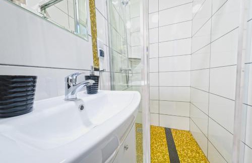 Brzezinka Apartment | Frank Apartments - 5min Auschwitz, 15min Energylandia - Oswiecim Center