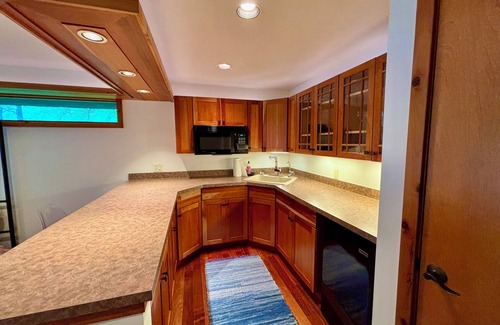 Lyndon Township Apartment | Frank Loyd Wright Inspired Studio