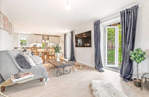 North Moreton Apartment | Franklin Apartment - 2 Bed apartment with balcony