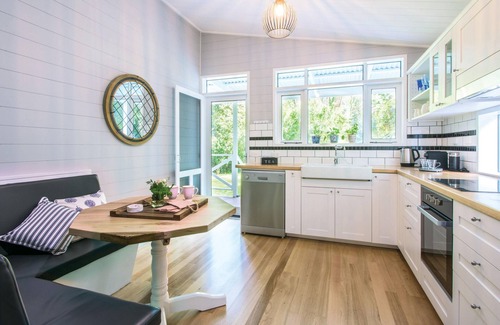 Olinda Cottage | Franklin Cottage - This country cottage offers fresh, Hamptons style decorations in luxuriously appointed cottage.