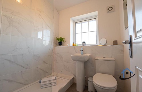 Wootton House | Franklin House 2 bed, king bed, parkingx2, workspace, wi-fi, corporates