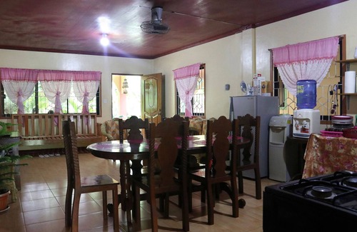 San Francisco Island House | Franky Jay Guesthouse has 2 bedrooms with air-condition.