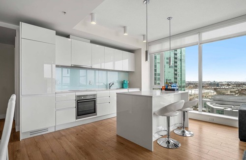 Victoria Park Apartment | FREE Banff Pass, Parking, Wine! PRIME DT Location!