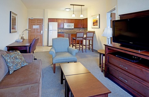 South Side Condo | Free Breakfast Buffet. Only a Few Miles to Great Beaches!
