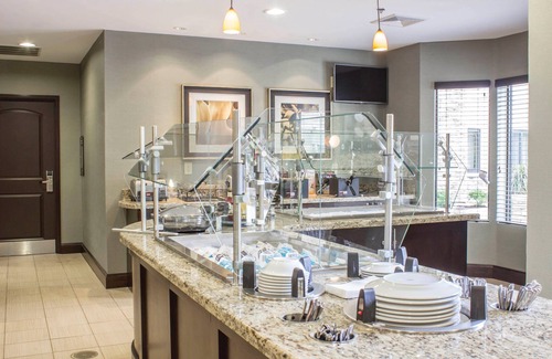 Jacksonville Apartment | Free Breakfast Buffet. Pool. Studio w/Kitchen Close to Marine Corps Air Station.