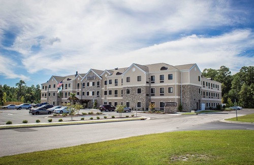 Jacksonville Apartment | Free Breakfast Buffet. Pool. Studio w/Kitchen Close to Marine Corps Air Station.