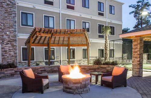Jacksonville Apartment | Free Breakfast. Outdoor Pool. Shared BBQ. Great for Business Travel.
