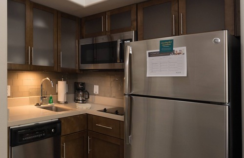 Lake Jackson Condo | Free Breakfast. Outdoor Pool. Gym. King Suite w/Kitchen!