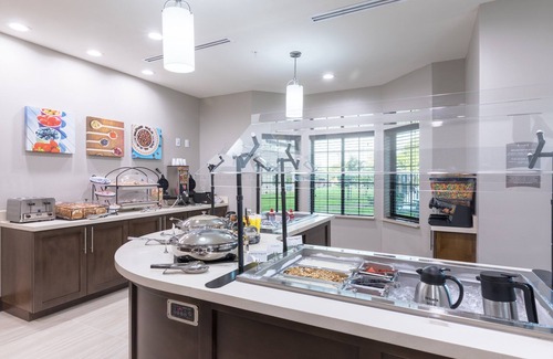Lake Jackson Condo | Free Breakfast. Outdoor Pool. Gym. King Suite w/Kitchen!
