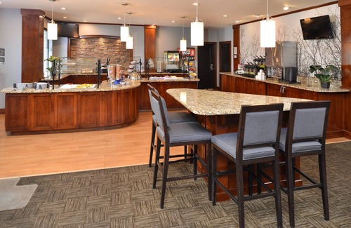 Hollywood Park Apartment | Free Breakfast + Outdoor Pool + Hot Tub