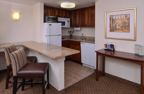 Plainfield Condo | Free Breakfast + Outdoor Pool | 24 Hour Fitness Center