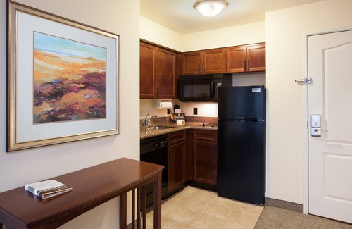 Biggs Field Condo | Free Breakfast. Outdoor Pool & Hot Tub. Free Shuttle Service.
